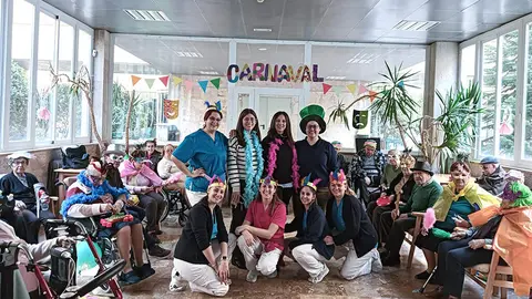 Posado de participantes, junto a trabajadoras de ambos servicios