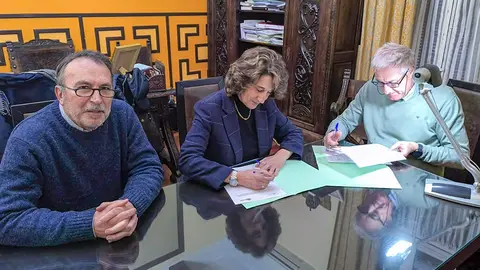 Jos&eacute; Lozano y Silvia Palmero, firmando el acuerdo en presencia de Javier de la Fuente