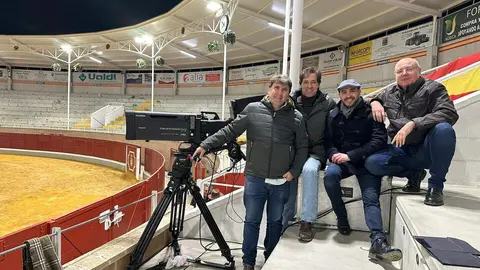 Parte del equipo de retransmisiones taurinas de CMM en la plaza de toros de Villaseca de la Sagra (Toledo)
