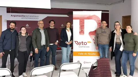 Algunos de los asistentes, junto a la dinamizadora de Reto Alcudia, la concejala rabanera y el impartidor de la sesi&oacute;n