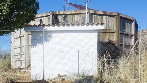Dep&oacute;sito de agua de Brazatortas, en lo alto de Puerto Pulido