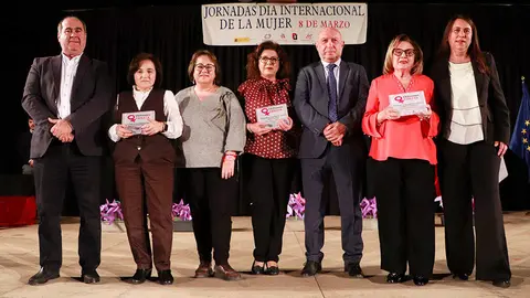 Las premiadas de Ballesteros, Aldea del Rey y Ca&ntilde;ada, junto a sus regidores y Manoli Nieto, delegada provincial de la Consejer&iacute;a de Igualdad