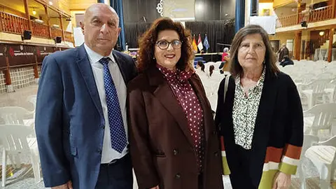 C&aacute;ndido Barba Ruedas, alcalde de Aldea del Rey, junto a Teresa Merino Morena y la edil aldeana Mar&iacute;a Josefa Ala&ntilde;&oacute;n Utrilla