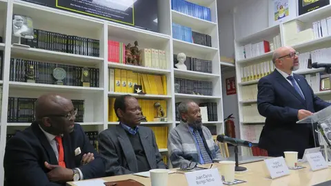 Juan Carlos Ibongo Nfivo; Augusto Iyanga Pendi; Evaristo Oko Kongwue y de pie, Basilio Rodr&iacute;guez Ca&ntilde;ada