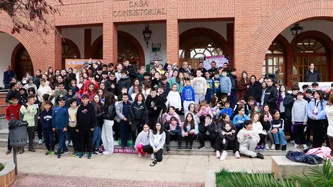 Foto de familia con estudiantes de los tres centros educativos de Argamasilla de Calatrava