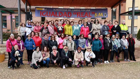 Foto de familia tras la lectura del manifiesto esta ma&ntilde;ana en el Jard&iacute;n Municipal
