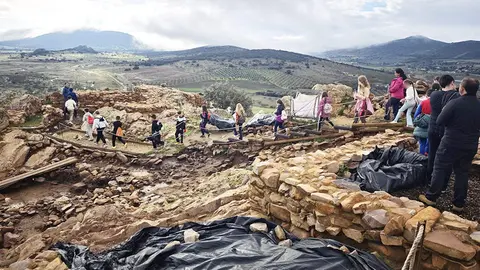 Un momento del recorrido por el yacimiento arqueol&oacute;gico _Cruz de Mayo_