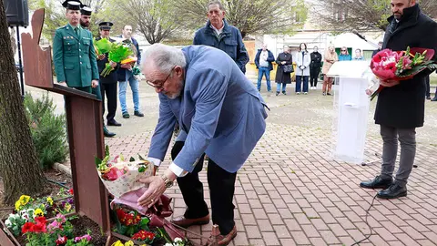 Dom&iacute;nguez Piris, depositando el ramo floral de la AVT, uno de los varios que se han colocado ante la placa de homenaje a las v&iacute;ctimas del terrorismo