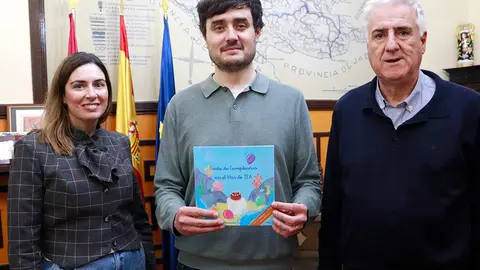 Gonz&aacute;lez, en el centro, llevando un ejemplar del cuento que articula el 'Proyecto Pulpi' de AUTRADE