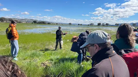 Al fondo, la laguna encharcada tal y como la visitaron los participantes