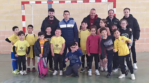 Uno de los grupos y monitores que convivieron el s&aacute;bado en Brazatortas