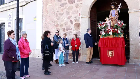 La imagen de san Jos&eacute; y el ni&ntilde;o Jes&uacute;s, saliendo esta tarde del templo de la Virgen del Carmen