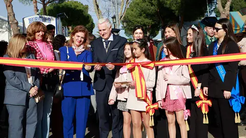 Momento del corte de cinta inaugural, a la entrada del Ferial almodovare&ntilde;o