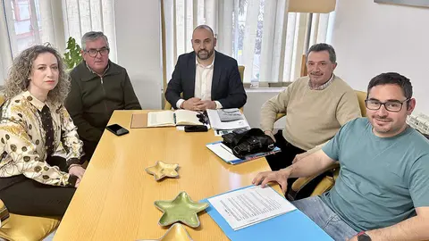El alcalde y sus interlocutores en la reuni&oacute;n mantenida esta semana