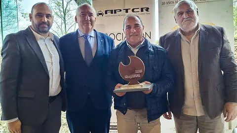 Bienve sostiene el galard&oacute;n con que se le rindi&oacute; ayer homenaje