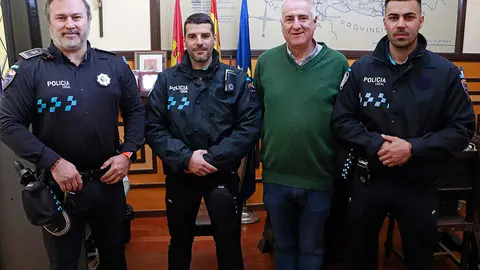Los nuevos agentes en periodo formativo, junto al subinspector jefe de la Polic&iacute;a Local y el alcalde