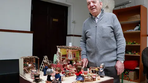Rodrigo Lara, junto a la &uacute;ltima maqueta que ha incorporado a _Almod&oacute;var del Campo en miniatura_