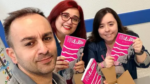 H&eacute;ctor Peco, Gema P&eacute;rez Pinto y Cristina Puentes Usero con los primeros ejemplares de 'Equilibrio'