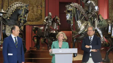 De izquierda a derecha: Luis P&eacute;rez de Prada, director de Inmuebles y Medio Natural; Ana de la Cueva, presidenta de Patrimonio Nacional, y &Aacute;lvaro Soler, conservador de la Real Armer&iacute;a