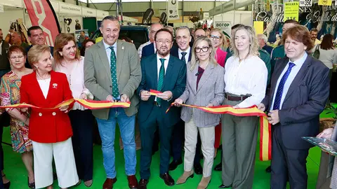 Al mediod&iacute;a, distintas autoridades e invitados han compartido con el alcalde el corte de cinta inaugural