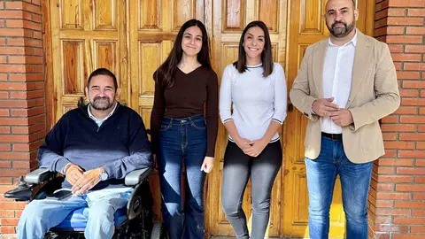 Los mun&iacute;cipes, junto a las profesionales de APATI que se har&aacute;n cargo del servicio