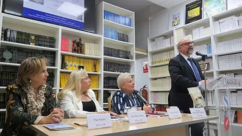 Pilar Falc&oacute;n, Ana Mar&iacute;a Eiras, Lesya Vorobets y de pie, Basilio Rodr&iacute;guez Ca&ntilde;ada, Presidente del Grupo Editorial Sial Pigmali&oacute;n