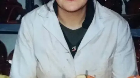 Graci Arias en el torno alfarero