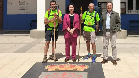 La alcaldesa en funciones, Araceli Valbuena y el concejal Jos&eacute; Luis Villanueva han recibido a los dos peregrinos en su visita a Aldea del Rey