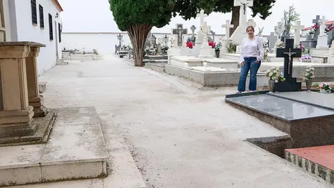 Noelia Guarnizo, ante uno de los paseos hormigonados