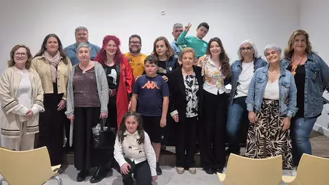 Foto de grupo del encuentro po&eacute;tico celebrado el viernes 24 de abril
