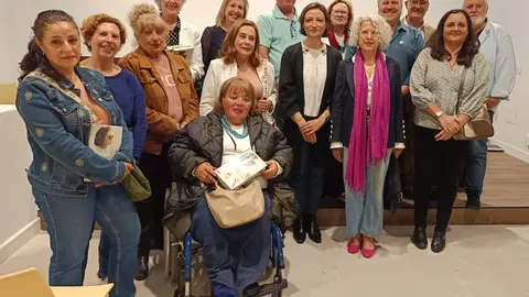 Carla Montero posando junto a parte del Club de Lectura _Cueva de Medrano_ de Argamasilla de Calatrava.jpg