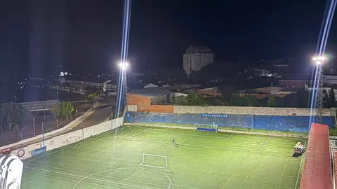 Vista cenital del terreno de juego con la nueva iluminaci&oacute;n