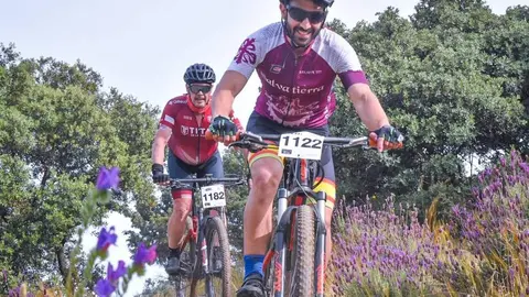 Dos ciclistas descienden por un camino