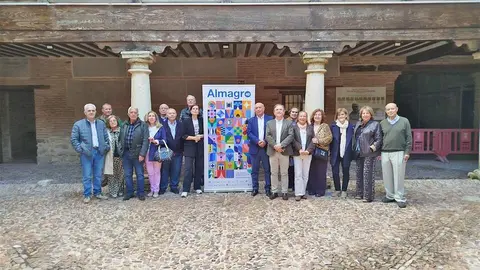 Foto de familia con participantes en la presentaci&oacute;n del Festival en Aldea del Rey