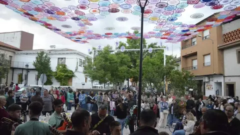 El toldo de ganchillo ilumina Piedrabuena