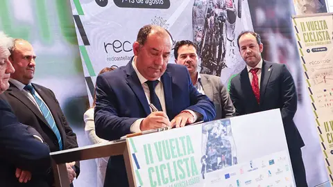 Jos&eacute; Antonio Garc&iacute;a Serrano, rubricando ayer el convenio que da via libre a la salida de le pen&uacute;ltima etapa