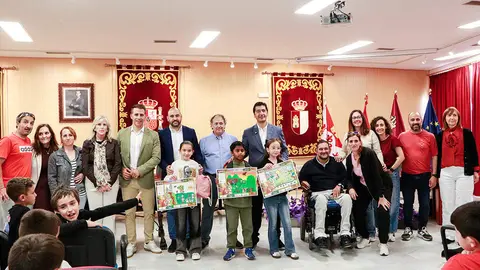 Los tres ganadores que ha registrado el concurso en la poblaci&oacute;n rabanera, posando con autoridades, organizadores y profesorado