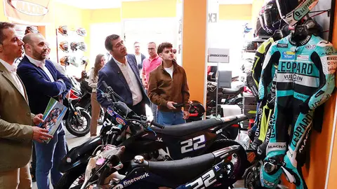 Contemplando algunas otras motos y equipaciones de su ya larga trayectoria motociclista