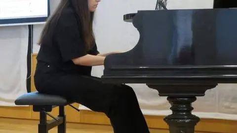 Amanda Sierra Mart&iacute;nez, music&oacute;loga, pianista y becaria del Ayuntamiento de Madrid en la Residencia de Estudiantes (2025-2026), que inici&oacute; el acto e intervino durante la presentaci&oacute;n interpretando algunas piezas al piano del repertorio lorquiano