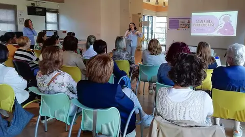 El taller se celebr&oacute; ayer en espacios para actividades junto al Centro de la Mujer