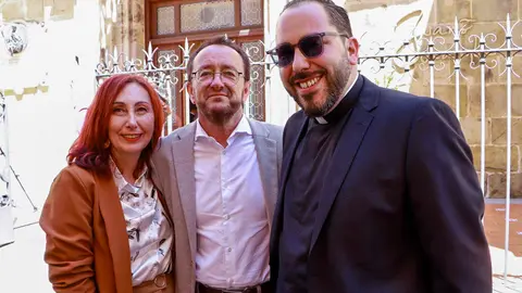 El nuevo di&aacute;cono torte&ntilde;o, posando junto al alcalde Pablo Toledano y su esposa, ayer en Almod&oacute;var del Campo