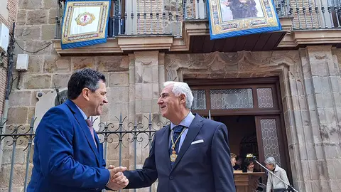 Jos&eacute; Lozano y Miguel &Aacute;ngel Valverde se saludan este s&aacute;bado ante la Casa Natal de San Juan de &Aacute;vila