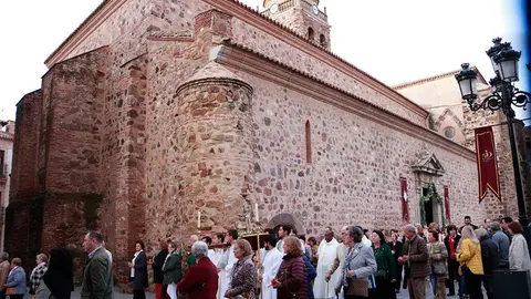 Inicio de la procesi&oacute;n, tras salir del templo parroquial