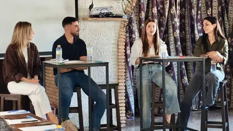 Los cuatro j&oacute;venes que exposieron sus respectivas experiencias profesionales