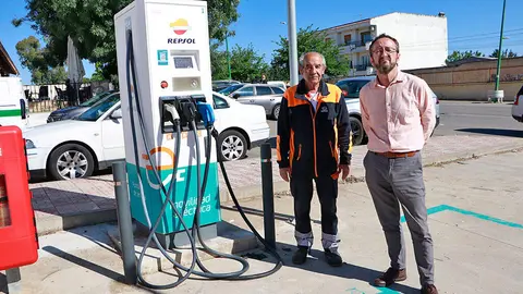 El alcalde y el responsable de la estaci&oacute;n de servicio de Repsol donde ya opera el primer punto de recarga de Brazatortas