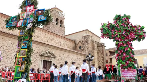 Canto a las cruces de mayo de la Plaza Mayor