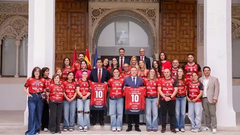 Emiliano Garc&iacute;a-Page recibe al Soliss Balonmano Pozuelo de Calatrava