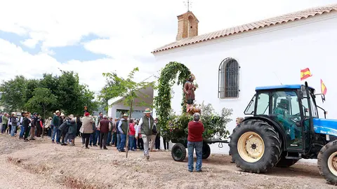 San Isidro, al llegar junto a su ermita