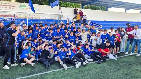 Celebrando el triunfo que el s&aacute;bado daba el ascenso de categor&iacute;a al CF Almod&oacute;var juvenil
