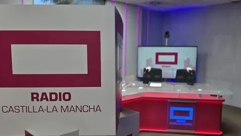 El nuevo logotipo de Radio Castilla-La Mancha ya luce en el estudio 'Juan Ram&oacute;n Levia'